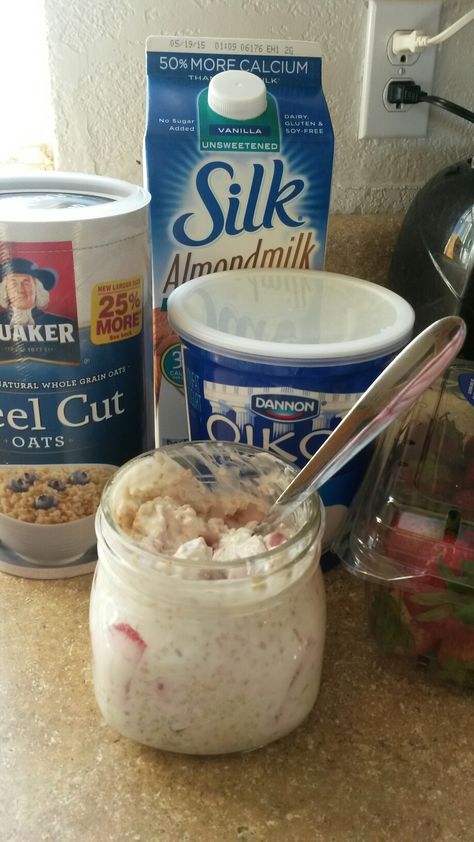 Strawberry "cream" Steel Cut Overnight Oats 21 day fix approved Steel Cut Overnight Oats, 21 Day Fix Overnight Oats, 21 Day Fix Breakfast, 21 Day Fix Diet, 21 Day Fix Meals, Steel Cut Oats, Strawberry Cream, 21 Day Fix, Breakfast Time