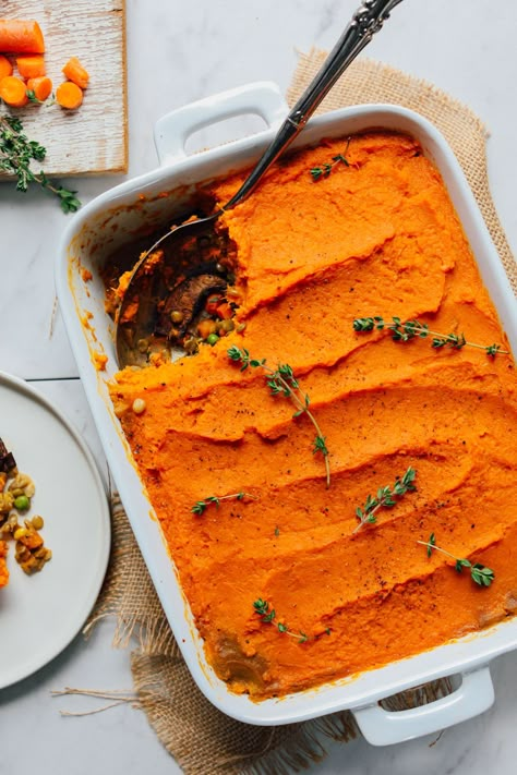 AMAZING Sweet Potato Lentil Shepherd's Pie! 10 ingredients, quick + easy methods, SO satisfying! #vegan #sweetpotato #lentil #plantbased #shepherdspie #thanksgiving #recipe #glutenfree #minimalistbaker Vegan Christmas Meals, Orange Foods, Lentil Sweet Potato, Sweet Potato Toppings, Vegan Christmas Recipes, Potato Toppings, Christmas Meals, Shepherds Pie Recipe, Minimalist Baker