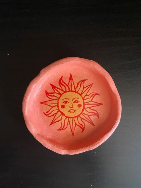 Ceramics Tray Ideas, Sun Pottery Painting Ideas, Pottery Painting Ideas Trinket Dish, Clay Ash Tray Diy, Sun Ceramics, Sun Pottery, Clay Sun, Pottery Sun, Ceramic Sun