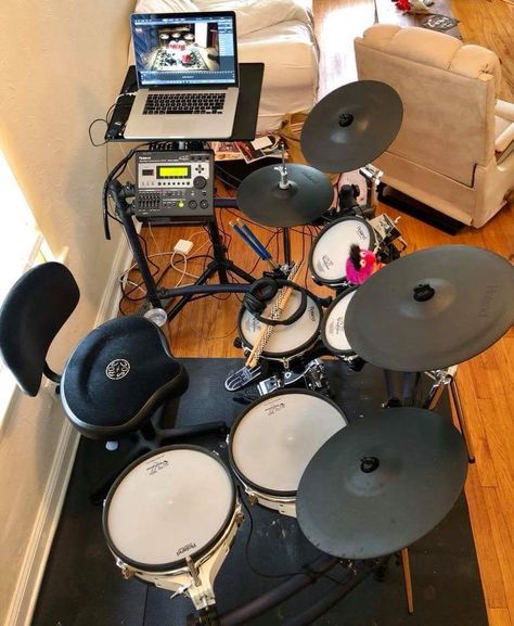 Drum Kit Room Ideas, Bedroom With Drum Kit, 2023 Resume, Yamaha Drum Sets, Drum Studio, Electric Drums, Band Rooms, Dvd Organization, Electric Drum Set