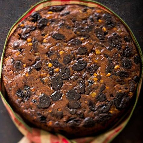 Mary Berry's Boiled Fruit Cake Berry Bakewell Cake, Boiled Christmas Cake Recipes, Mary Berry Boiled Fruit Cake, Boiled Fruit Cake Recipes Christmas, Boiled Fruit Cake Recipes, Traditional Fruit Cake Recipe, Mary Berry Christmas Cake, Moist Fruit Cake Recipe, Traditional Fruit Cake