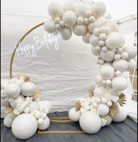 Circle Frame Balloon Garland, Bridal Balloon Garland, Birthday Ballons Decoration Ideas Simple, Neutral Party Decorations, Balloon Garland Wedding, Circle Balloon Arch, White Balloon Arch, Balloon Decoration Ideas, Balloon Arrangement