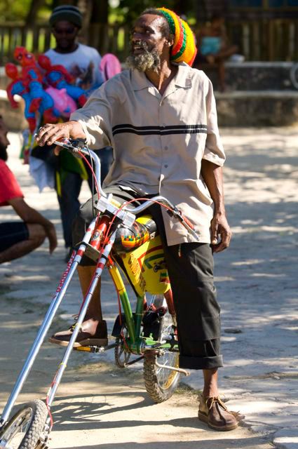 Rastafarian Outfits, Reggae Outfit, Jamaican People, Rastafarian Culture, Rasta Man, Bob Marley Pictures, Jah Rastafari, Old Man Fashion, Reggae Bob Marley