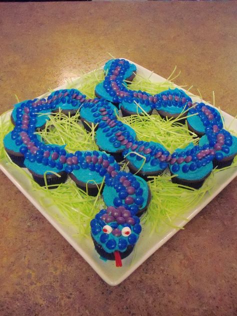 Snake cake I made for my son's 3rd birthday- cupcakes with candy scales, licorice tongue, edible Easter grass Snake Cake, Snake Cakes, Horror Themed Party, Snake Birthday, Snake Party, Reptile Party, Pull Apart Cupcake Cake, Pull Apart Cake, Pull Apart Cupcakes