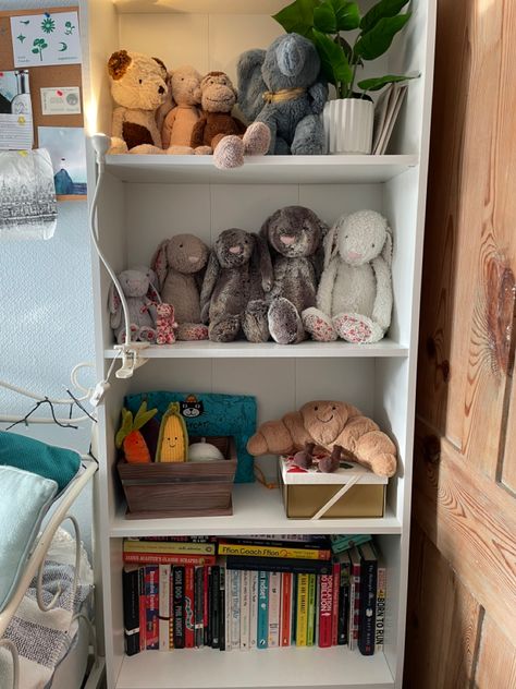 Jellycat Organisation, Jellycat Collection Display, Jelly Cat Display, Jellycat Display Bedroom, Jellycat Storage, Shelf Room Ideas, Stuffed Animal Display Ideas, Plushie Shelf, Jellycat Collection