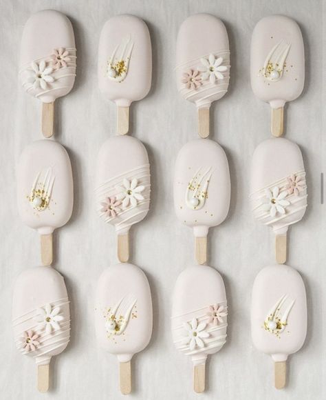 Daisy Cakesicles, Fairy Cakesicles, Baby In Bloom Cake Pops, Cake Pop Favors, Candy Treat Box, Ariel Party, Baby Boy Baptism, Parmesan Crusted Chicken, Ice Pop