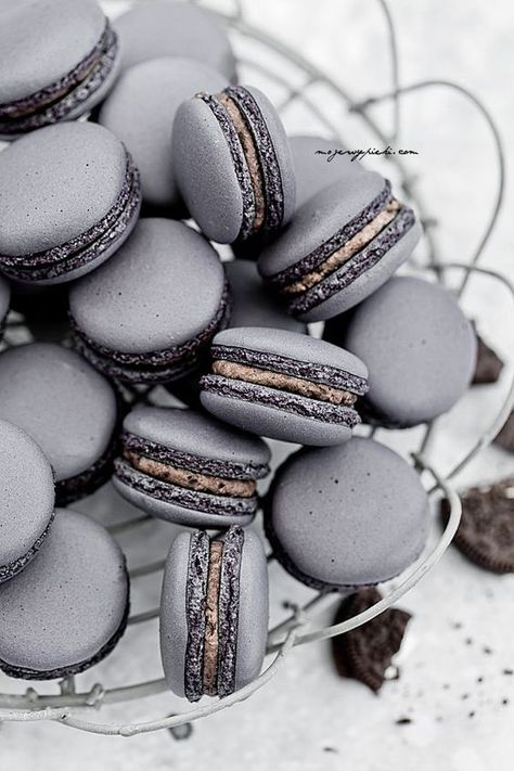 grey macarons can be served together with the wedding cake to keep the color scheme up Grey Winter Wedding, Donat Glaze, Oreo Macaron, Blues Colors, Kue Macaroon, Winter Wedding Ideas, 귀여운 음식 그림, French Macaroons, Macaroon Recipes