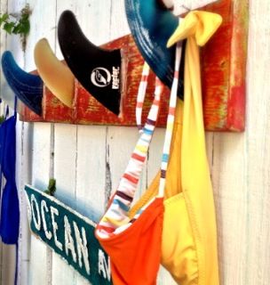 How to make a Surf Fin Coat Rack and CeCe Caldwell Paint Classes nationwide! « Debis Design Diary Decoration Surf, Deco Surf, Diy Coat Rack, Surfboard Rack, Surf Room, Diy Coat, Surfboard Fins, Beach Theme Bathroom, Surf Decor