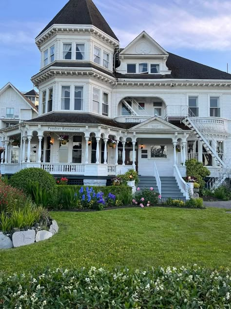 1900s House Exterior, White Victorian Mansion, Victorian Colonial House, Vintage House Aesthetic, 1850s House, Old Vintage House, Queen Anne Style House, Painted Lady House, Dream Home Vision Board