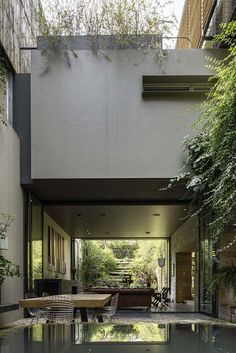 Indoor-Outdoor Contemporary Retreat-08-1 Kindesign Modern Outdoor Spaces, Tropical Architecture, Enclosed Patio, Harry Bertoia, Modern Architecture House, Design Exterior, Outdoor Retreat, Residential Architecture, Patio Design