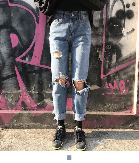 @gabriellem162 Damage Jeans, Damaged Jeans, 90s Fashion Women, 90s Fashion Grunge, Estilo Grunge, All Jeans, Jeans For Women, Inspiration Mode, Mode Style