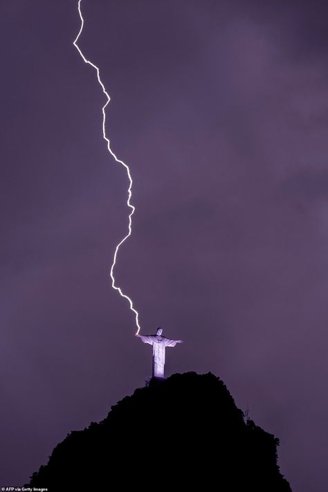 Christ The Redeemer Wallpaper, Holy Wallpapers, John In The Bible, Light Of God, Bart Simpson Art, Bible Cross, The Gospel Of John, Wallpaper God, Purple Skies