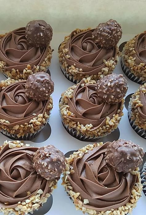 42 Chocolate Wedding Cupcake Ideas You Must See | Wedding Forward Creative Cupcake Recipes, Jumbo Cupcakes, Cupcake Decorating Tips, Fancy Cupcakes, Chocolate Wedding, Cupcake Cake Designs, Chocolate Wedding Cake, Cupcake Flavors, Cupcake Designs