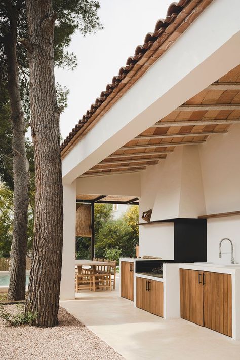 Barbacoa Exterior, Spanish Outdoor Kitchen, Spanish Backyard, Barbacoa Jardin, Zona Living, Spanish Kitchen, Spanish Holidays, Outdoor Pergola, Pool House