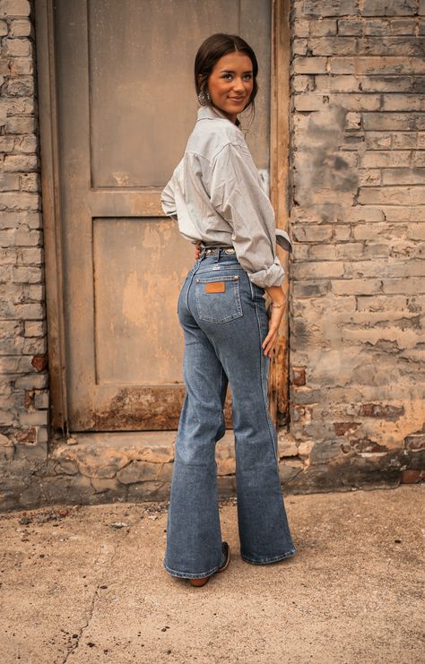 Wrangler Dallas Original Flare – Wiseman’s Western Wrangler Flare Jeans, Wrangler Jeans Outfit, Western Fitted Flare Jeans For Rodeo, Wrangler Aesthetic, Wrangler High Rise Flare Jeans, Cowgirl Jeans Wrangler, Women’s Wrangler Jeans Outfit, Winter Country Outfits, Western Winter Outfits Women