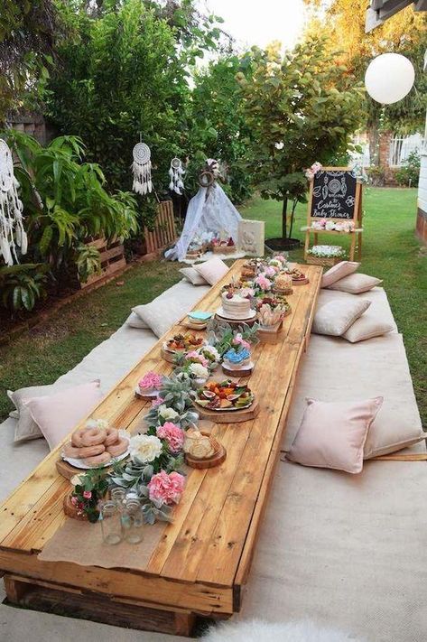 Baby Shower Themes for 2021 Boho Seating, Baby Shower Boho, Babyshower Party, Idee Babyshower, Boho Picnic, Outdoor Dinner, Boho Party, Table Set Up, Long Table