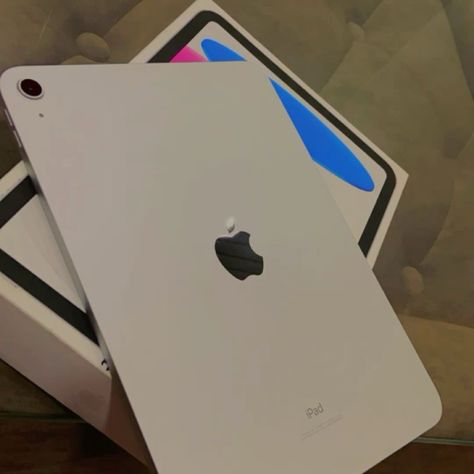 This Ipad Is Silver Good Condition Only 400$ Silver Ipad, 2025 Wishlist, Aesthetic Electronics, Air Aesthetic, Ipad 10th Gen, Ipad 10th Generation, Bday Wishlist, Birthday Basket, Birthday Card Craft