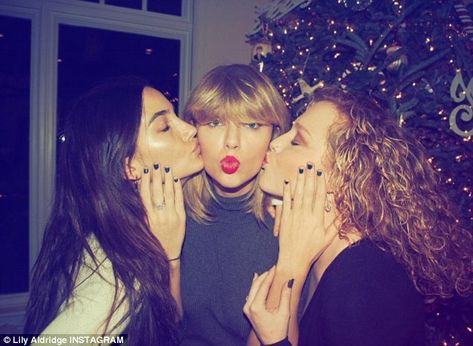 No mistletoe needed: Lily Aldridge, 30, and Abigail Lauren plant a kiss on either cheek of Taylor Swift, 27, in front of a festive Christmas tree Taylor Swift Fotos, Taylor Swift Christmas, Estilo Taylor Swift, Lily Aldridge, Victorias Secret Models, Live Taylor, Taylor Swift Pictures, Ed Sheeran, Taylor Alison Swift