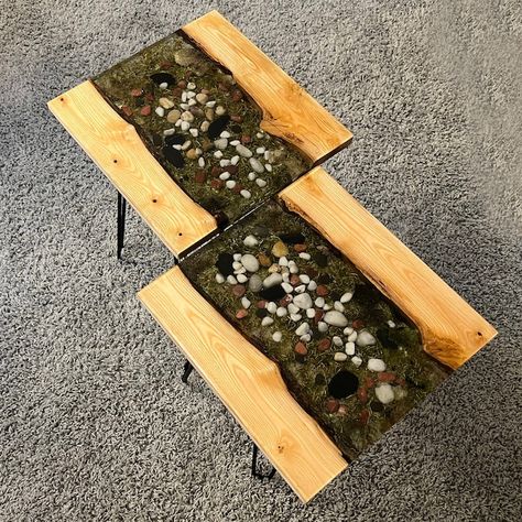 CasterTroy - Etsy.de River Rock Epoxy Table, Resin Rocks, Rocks Decor, Coffee Table Epoxy, Epoxy Tables, River Pebbles, Moss Decor, Display Coffee Table, Table Epoxy