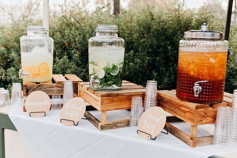 water station (herbs, lemon) Flavored Water Wedding, Watering Hole Drink Station, Wedding Water Station, Rustic Wedding Drink Station, Wedding Foods, Wedding Drink Station, Snack Station, Wedding Snacks, Wedding Day Schedule