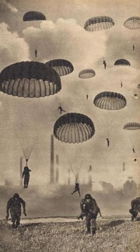 Airborne All The Way! 20 Fantastic Photos of Paratroopers in Action! German Paratrooper, Ww1 Art, German Submarines, Nagasaki, Interesting History, German Army, Hiroshima, Dieselpunk, On The Ground