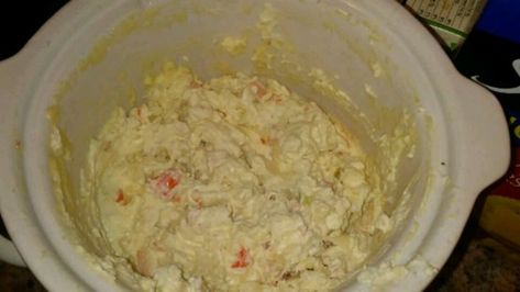 Get the flavor of crab rangoons in this hot dip made in the slow cooker with cream cheese, sour cream, crab meat, and garlic powder. Rangoon Dip, Crab Rangoons, Crab Cakes Easy, Crab Rangoon Dip, Crock Pot Dips, Hot Crab Dip, Creamy Crab, Wonton Recipes, Crab Rangoon