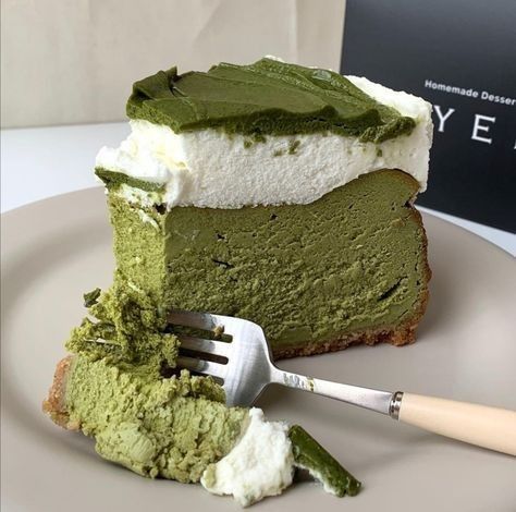 Matcha Cafe, Matcha Cake, Green Cake, Matcha Green, Cute Desserts, Greens Recipe, Pretty Cakes, Cafe Food, Pretty Food