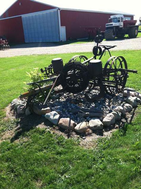 Yard decoration on the farm using old farm equipment. Farm Yard Ideas, Farm Yard Landscaping, Landscaping Equipment, At Home Decor, Rusty Garden, Front Yard Landscaping Diy, Minecraft Farm, Yard Ornaments, Old Farm Equipment