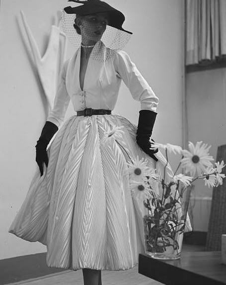 White taffeta shawl collar dress, Glamour 1951 Woman In A Dress, Fashion 60s, Fashion 50s, 1950 Fashion, Fifties Fashion, Look Retro, Paris Mode, Fashion 1950s, Lucille Ball