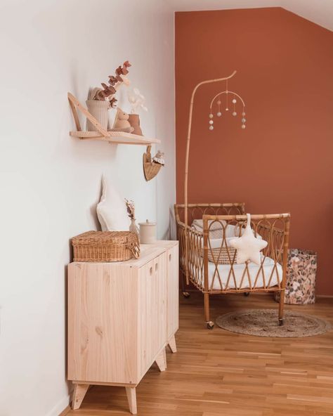 Nursery Ideas Terracotta, Terracotta Nursery Ideas, Rustic Orange Nursery, Terracotta Baby Room, Terra Cotta Nursery, Terracotta Nursery, Boho Kids Decor, Nursery Orange, Groovy Room