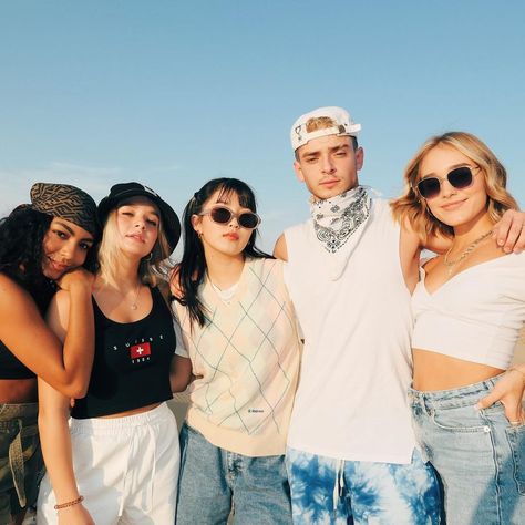 352.8 mil curtidas, 6,438 comentários - NOW UNITED (@nowunited) no Instagram: “We can’t get enough of the desert 🐪 ✨ #visitabudhabi @visitabudhabi” 4girls 1boy Squad, 4 Girls 1 Boy Squad Aesthetic, Squad Aesthetic, Group Photo Poses, Boy Squad, Bailey May, Group Poses, Josh Beauchamp, 5 Girls