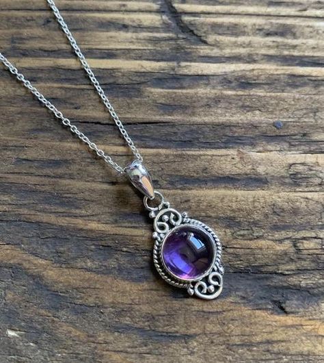 Long or short, boho necklaces are popular, and they are commonly stacked to give off a free-spirited vibe. These boho necklaces usually have intricate designs, vibrant colors, and a variety of textures. Necklace Gift Box, Purple Necklace, Flower Pendant Necklace, Pretty Necklaces, Necklace Boho, Amethyst Necklace, Girly Stuff, Amethyst Earrings, Silver Pendants