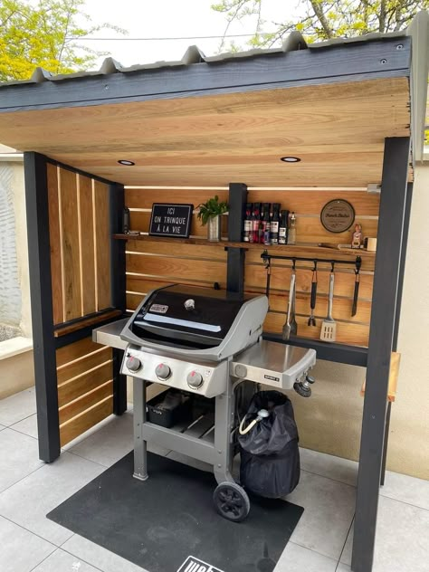 Shed Bbq Area, Enclosed Grilling Shed, Bbq Lean To, Diy Bbq Shack, Small Bbq Area Ideas, Bbq Shed Grill Area, Pallet Bbq Station, Bbq Enclosure, Grill Pergola