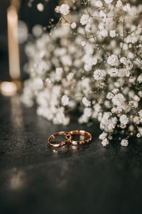 Ring Photoshoot, Winter Wedding Destinations, خواتم خطوبة, Wedding Ring Photography, Western Weddings, Intimate Outdoor Wedding, Ring Photography, Wedding Rings Photos, Rocky Mountain Wedding