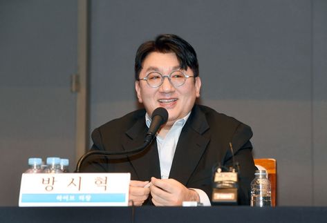 .@HYBEOFFICIALtwt Chairman Bang Si-hyuk said @BTS_twt's comeback in 2025 is not a set plan. Speaking during Kwanghun Forum, Bang: "We said we 'hope' the members can resume in 2025, not 'will.' #BTS and the firm will both work for it, but it doesn't mean we can target then(2025)." Business Outline, Bang Shi Hyuk, Txt Seventeen, Korean Entertainment Companies, Bang Si-hyuk, Work For It, Warner Music Group, Kpop News, Universal Music Group