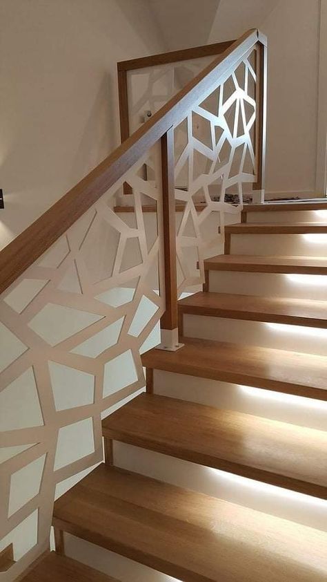 Creative Stairs, Wall Paneling Makeover, Reling Design, Walls Color, Paneling Makeover, Vstupná Hala, Modern Stair Railing, Staircase Design Modern, Staircase Railing Design