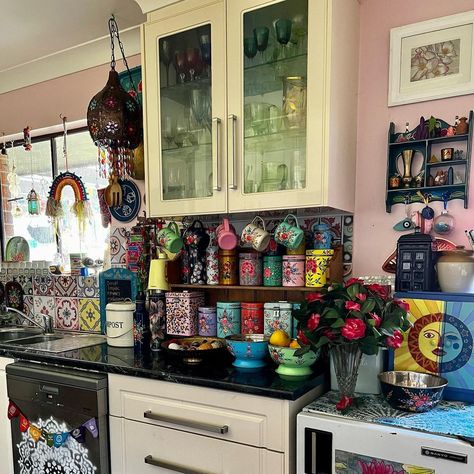 Small Maximalist Dining Room, Kitchen Maximalism, Spring Maximalism, Cozy Maximalism Kitchen, Cosy Maximalism, Maximalism Kitchen, Maximalism House, Maximalist Decor Living Room, Maximalist Forest Room