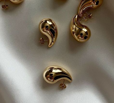 Teardrop earrings are available 🐚🤍🕯️ Dm to order 🇩🇿 Delivery is available . . . #fyp #aesthetic #earring #dzair #smallbusiness Chunky Gold Hoop Earrings, Chunky Earrings, Casual Jewelry, Jewelry Fashion Trends, Classy Jewelry, Jewelry Lookbook, Color Dorado, Pretty Jewellery, Ear Jewelry