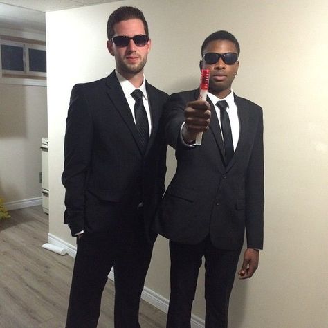 Here are the best last minute Halloween costumes for guys. This Men In Black costume is so easy to recreate Halloween Costumes Guys, Men In Black Costume, Kostuum Halloween, College Halloween Costumes, Duo Costumes, Men Party, Homemade Halloween Costumes, Diy Kostüm, College Halloween