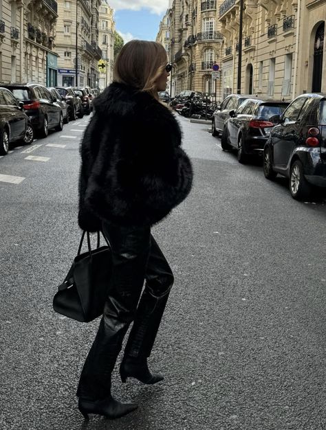 Nyc Fall Style, Black Fur Coat Outfit Street Style, Black Faux Fur Coat Outfits, Black Fur Coat Outfit, Brianna Smith, Fall Party Outfit, Faux Fur Coats Outfit, Winter Night Outfit, Fur Coat Outfit