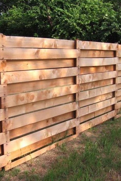 Fun Garden Art, Diy Privacy Fence, Rustic Fence, Privacy Fence Designs, Pallet Fence, Diy Fence, Front Yard Fence, Privacy Fences, Easy Backyard