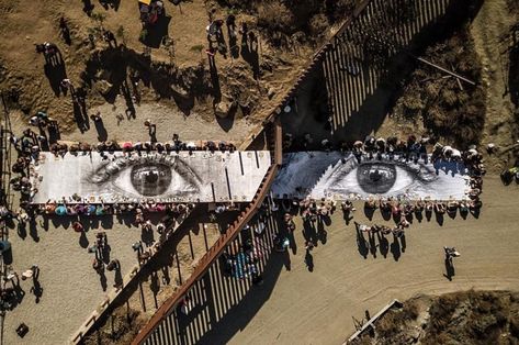 This Art On The US/Mexico Border Is Definitely Going To Make You Feel Some Things http://lnk.al/5rNw via @NorbertoBriceno #artnews Mexico Border, Mexican Border, Jr Art, French Street, Saatchi Gallery, Aerial Images, Venice Biennale, Street Artists, French Artists