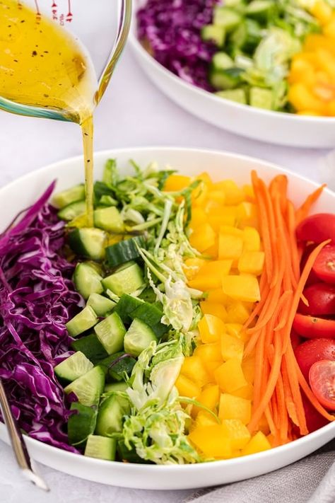 Eat The Rainbow Meal Plan, Rainbow Vegan Food, Eat The Rainbow Recipes, Raw Meal Prep, Rainbow Meals, Rainbow Quinoa Salad, Raw Veganism, Salad With Lemon Dressing, Rainbow Diet