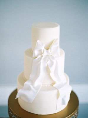 Bow Wedding Cake, Wedding Cakes White, Wedding Cake With Fondant, Bow Photography, Bow Wedding Cakes, Glam Wedding Dress, Fondant Bow, Cake With Fondant, Creative Wedding Cakes