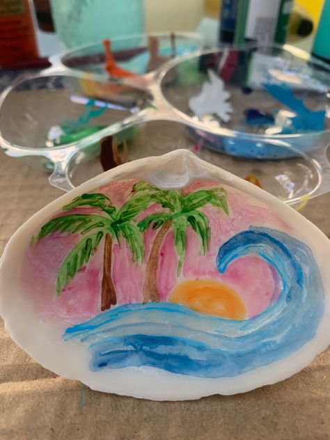 Painting Ideas On Seashells, Acrylic Seashell Paintings, Painting On A Seashell, Cute Seashell Painting Ideas, Things To Paint On Sea Shells, Drawing On Seashells, Easy Seashell Painting, She’ll Painting Ideas, Shell Painting Ideas Easy