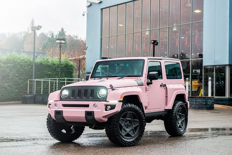 Jeep Wrangler de Kahn Automobiles: rosa por fuera, rudo por dentro | Autocasión Pink Jeep Wrangler, Military Paint, Wrangler Car, Pink Jeep, Wrangler Sahara, Jeep Wrangler Sahara, Dream Cars Jeep, Wrangler Rubicon, Car Goals