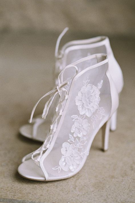 Wearable Florals, Vintage Wedding Shoes, Sepatu Pump, Vintage Weddingdress, Wedding Shoes Vintage, Country Shoes, Dr Shoes, Wedding Boots, Victorian Lace