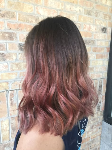 Rose gold hair Rose Gold Streaks In Brown Hair, Rose Gold Highlights Brunette, Rose Gold Balayage Brunettes, Rosegold Haircolor, Rose Gold Hair Brunette, Gold Balayage, Rose Gold Balayage, Golden Brown Hair, Beauty Soul