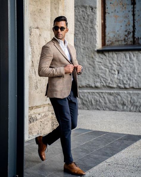 Mens Houndstooth Blazer Outfit, Blazer And Chinos Men Outfit, Mens Brown Sport Coat Outfit, Men’s Brown Blazer Outfit, Light Brown Shoes Outfit Men, Light Brown Blazer Outfit Men, Business Men Outfits Suits, Navy Sports Coat Outfit Men, Semi Formal Men Outfit Wedding Guest