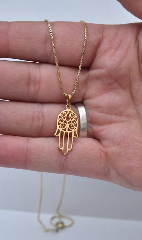 50s Jewelry, Hamsa Necklace Gold, Hamsa Jewelry, Jewellery Vintage, Gold Hamsa, Hamsa Pendant, Jewish Jewelry, Filigree Necklaces, Hamsa Necklace